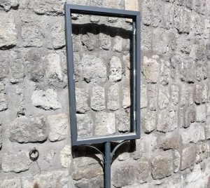 Viterbo - Il sostegno del cartello danneggiato