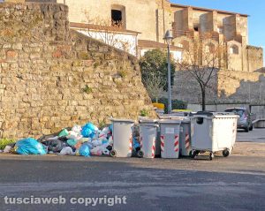 Viterbo - Immondizia in via Tedeschi