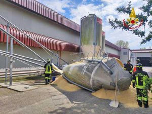 Forlì - Crolla silos di mangimi e schiaccia un'auto