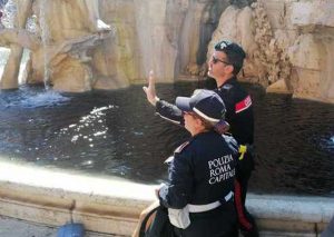 Roma - Attivisti in azione, liquido nero nella fontana di piazza Navona