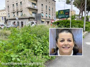 Piazzale Gramsci ridotto a una giungla - Nel riquadro la sindaca Chiara Frontini