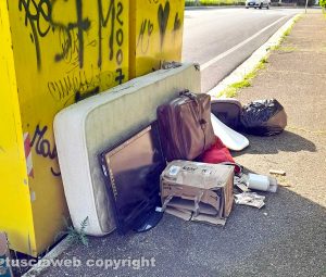 Viterbo - Discarica sul marciapiede di via Ticino