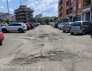Viterbo - Buche in via Einaudi