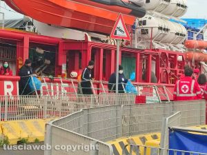 Civitavecchia - La Ocean Viking in porto - I migranti