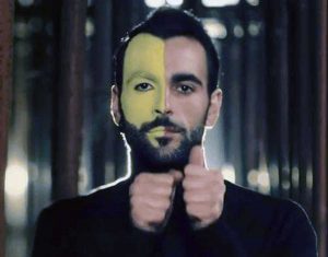 Marco Mengoni nella clip del brano "Essere umani"