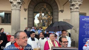 Viterbo - La pioggia blocca la macchina di Maria Santissima Liberatrice