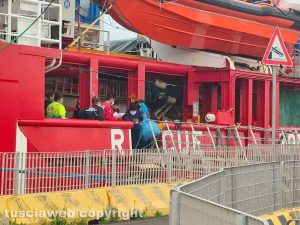 Civitavecchia - La Ocean Viking in porto - I migranti