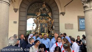 Viterbo - La pioggia blocca la macchina di Maria Santissima Liberatrice