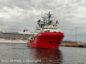 Civitavecchia - La Ocean Viking mentre entra in porto