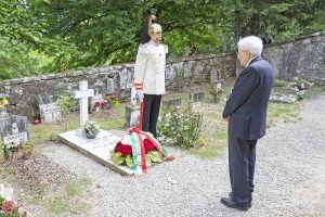 Sergio Mattarella sulla lapide di Don Milani