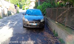 Viterbo - Una macchina parcheggiata in strada del Crocifisso