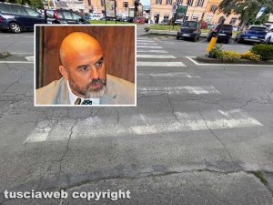 Piazza della Rocca abbandonata - Le strisce cancellate davanti al museo nazionale Etrusco - Nel riquadro l'assessore Stefano Floris