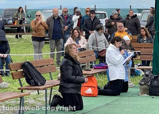 Madonna di Trevignano - La sedicente veggente Gisella Cardia in ginocchio