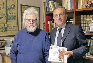 Il sindaco di Bolsena Paolo Dottarelli nella redazione di Tusciaweb col direttore Carlo Galeotti