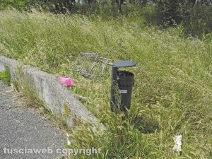 Erbacce e sporcizia a Ponte dell'Elce