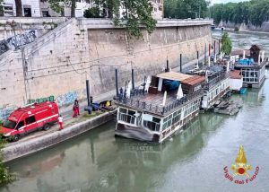 Roma - Barcone rischia d'affondare