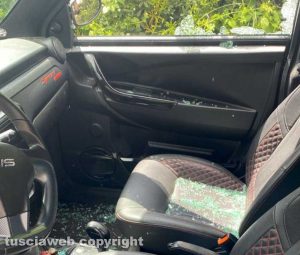 Viterbo - Atto vandalico in via delle Fortezze - Minicar con vetri infranti e danni alle autoradio e agli interni