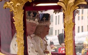 Londra - I nuovi sovrani a bordo della carrozza in oro rientrano a Buckingham Palace