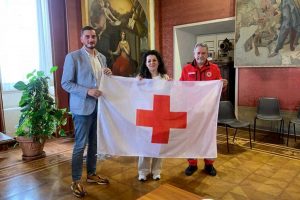Viterbo - La bandiera della Croce rossa italiana in comune
