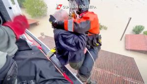 Alluvione in Emilia Romagna - Faenza - Anziano salvato dalla guardia costiera