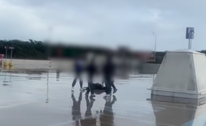 Napoli - Un frame del video del pestaggio pubblicato dal deputato Francesco Emilio Borrelli