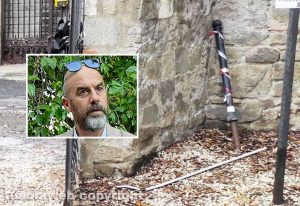 Pratogiardino Lucio Battisti – Il paletto dissuasore dimenticato - Nel riquadro l'assessore Stefano Floris