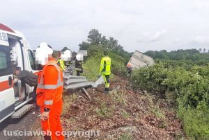 Furgone fuori strada sulla superstrada