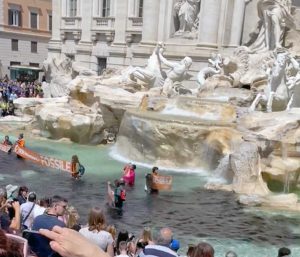 Liquido nero nella fontana di Trevi