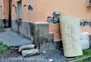 Viterbo - Via Santa Maria in Volturno - Un materasso abbandonato da una settimana