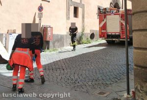 Viterbo - L'intervento dei vigili del fuoco in largo Cesare Battisti