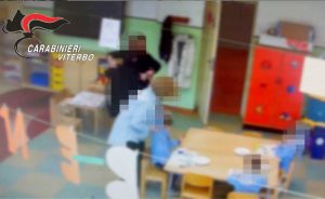 Maltrattamenti all'asilo - La maestra in aula