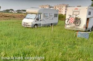 Montalto marina - Erba alta nella zona adibita per i camper in via del Triangolo