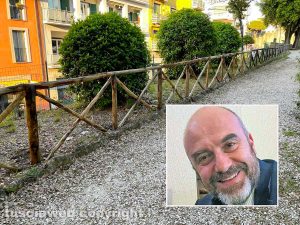 Pratogiardino Lucio Battisti - La staccionata ripristinata con legna nuova - Nel riquadro l'assessore Stefano Floris felice