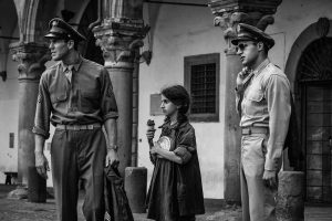 Piazza del Plebiscito (Viterbo), Christopher Abbott e Austin Stowell sul set di Catch-22 (foto di Philippe Antonello)