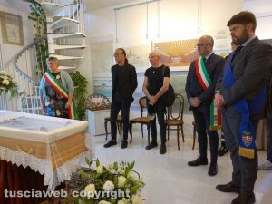 Calcata - Alessandro Romoli, Walter Salvadori e Sandra Pandolfi alla camera ardente dell'architetto Portoghesi