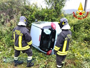 Civitavecchia - Auto perde il controllo e finisce nella scarpata