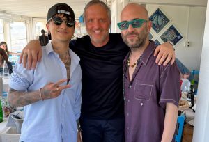 Ultimo e Sangiorgi insieme a Quartieri, proprietario dell'Isola del Pescatore