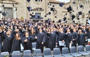 Viterbo - Unitus - Consegna diplomi a piazza san Lorenzo