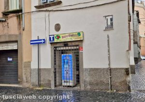 Viterbo - La tabaccheria in via delle Fabbriche