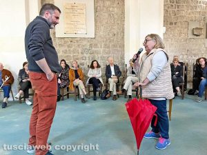 Viterbo - Emanuele Aronne a confronto con una persona del pubblico