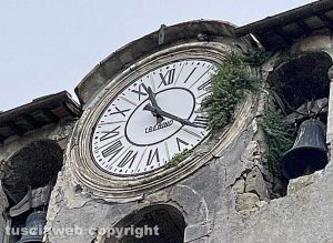 Viterbo - Il campanile della chiesa di San Sisto con l'orologio coperto dall'erba