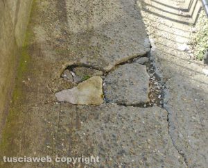 Viterbo - Marciapiedi vicino alle poste al Pilastro