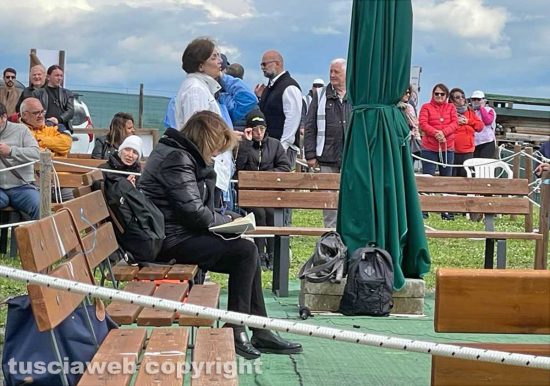 Trevignano - La sedicente veggente Gisella Cardia mentre scrive il messaggio della Madonna