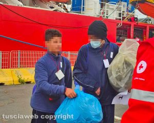 Civitavecchia - La Ocean Viking in porto - I migranti