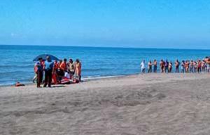 L'intervento di sanitari in spiaggia (foto archivio)