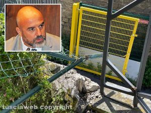 La rete e il palo di ferro divelti a pratogiardino Lucio Battisti, col pericolo che qualcuno caschi di sotto - Nel riquadro l'assessore Stefano Floris