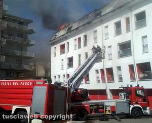 Montefiascone - L'incendio in via Tagliamento - L'intervento dei vigili del fuoco