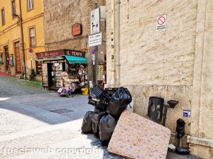 Viterbo - Sacchi dell'immondizia e un materasso in via del Corso, angolo con via della Sapienza
