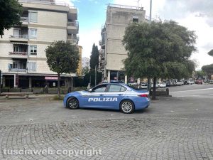 Viterbo - Polizia davanti pratogiardino Lucio Battisti