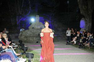 Bomarzo - Al Sacro bosco sfilano gli abiti rinascimentali di Ilaria Sforza Petrocochino